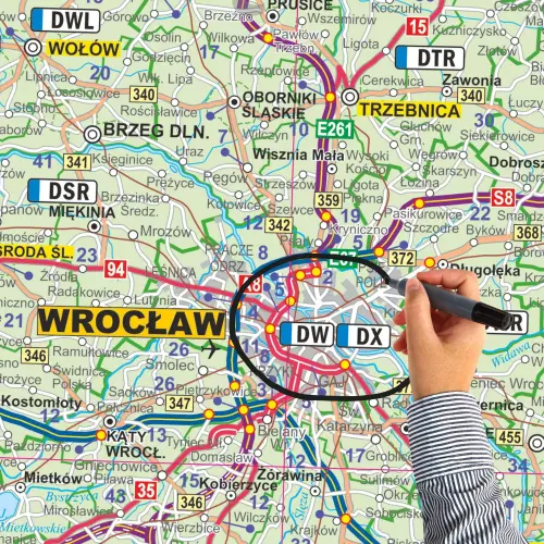 Polska mapa ścienna administracyjno-drogowa z tablicami rejestracyjnymi na podkładzie, 1:500 000, ArtGlob